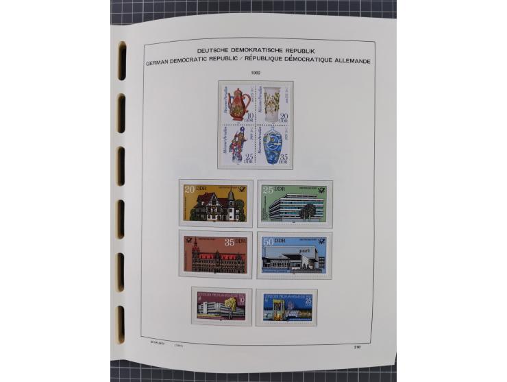 1945/90, ungebrauchte und postfrische Sammlung, oftmals komplett, dabei Bund/Berlin und DDR, DDR mit guten Dienstmarken inkl.