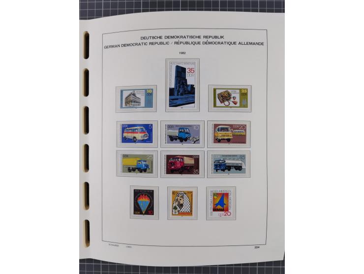 1945/90, ungebrauchte und postfrische Sammlung, oftmals komplett, dabei Bund/Berlin und DDR, DDR mit guten Dienstmarken inkl.