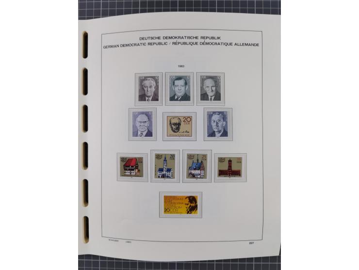 1945/90, ungebrauchte und postfrische Sammlung, oftmals komplett, dabei Bund/Berlin und DDR, DDR mit guten Dienstmarken inkl.