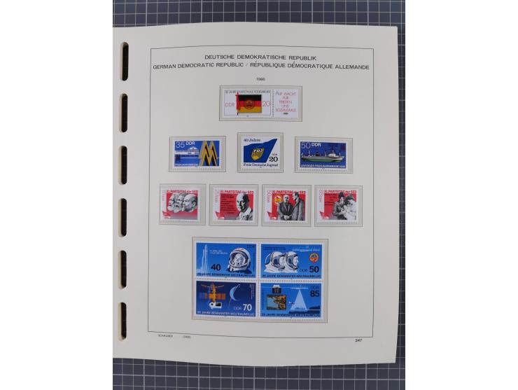 1945/90, ungebrauchte und postfrische Sammlung, oftmals komplett, dabei Bund/Berlin und DDR, DDR mit guten Dienstmarken inkl.