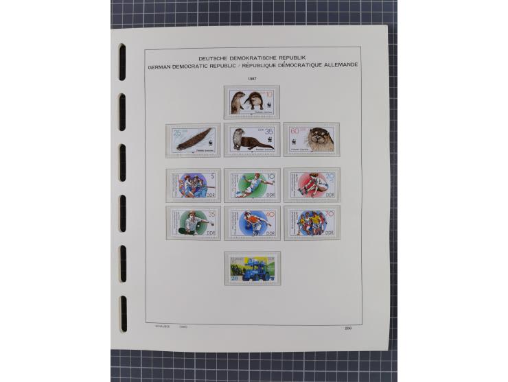 1945/90, ungebrauchte und postfrische Sammlung, oftmals komplett, dabei Bund/Berlin und DDR, DDR mit guten Dienstmarken inkl.