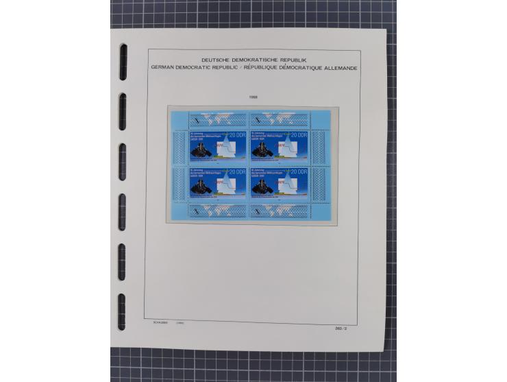 1945/90, ungebrauchte und postfrische Sammlung, oftmals komplett, dabei Bund/Berlin und DDR, DDR mit guten Dienstmarken inkl.