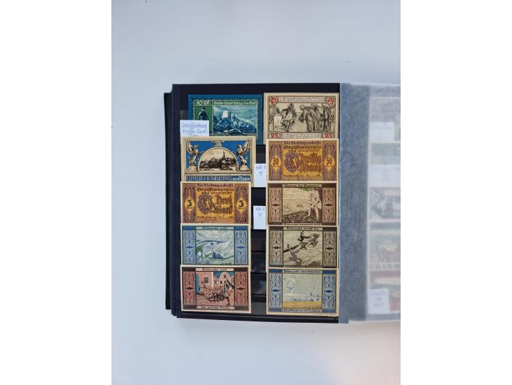 Notgeld-Serienscheine, saubere Sammlung in 16 meist dicken Steckalben, sauber nach Orten und Serien sortiert, überschlägig et