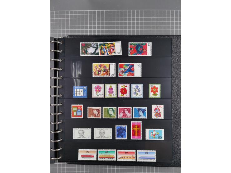 1949/92, postfrische, in den Hauptnummern augenscheinlich komplette Sammlung, dazu einige Markenheftchen etc., meist gute Erh