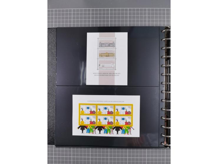 1949/92, postfrische, in den Hauptnummern augenscheinlich komplette Sammlung, dazu einige Markenheftchen etc., meist gute Erh