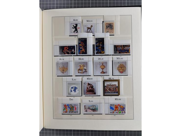 1948/90, postfrische, in den Hauptnummern augendscheinlich komplette Sammlung, Aufdruckwerte sign. und Block 1 mit Fotoattest