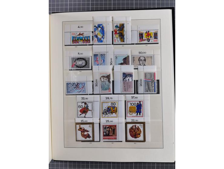 1948/90, postfrische, in den Hauptnummern augendscheinlich komplette Sammlung, Aufdruckwerte sign. und Block 1 mit Fotoattest