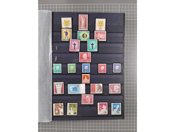 1948/90, in den Hauptnummer kpl. postfrische Sammlung, fast alle besseren Anfangsausgaben inkl. Block 1 sind signiert Schlege