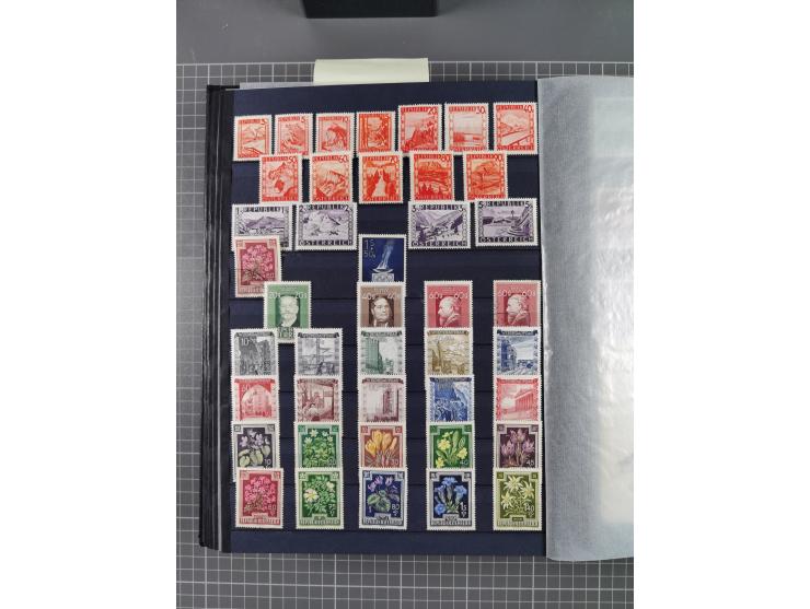 1945/2020, in den Hauptnummern kpl. postfrische Sammlung mit u.a. Mi.-Nr. 693-96I + II (signiert Sturzeis VÖB bzw. Kovar VÖB)