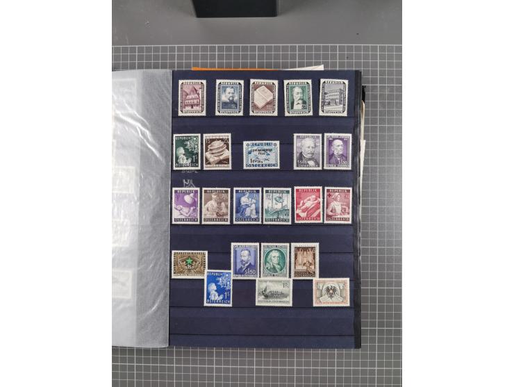 1945/2020, in den Hauptnummern kpl. postfrische Sammlung mit u.a. Mi.-Nr. 693-96I + II (signiert Sturzeis VÖB bzw. Kovar VÖB)