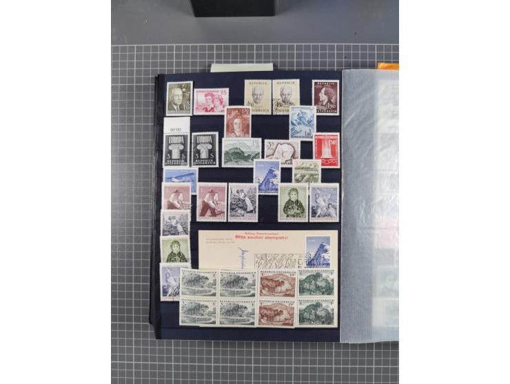 1945/2020, in den Hauptnummern kpl. postfrische Sammlung mit u.a. Mi.-Nr. 693-96I + II (signiert Sturzeis VÖB bzw. Kovar VÖB)