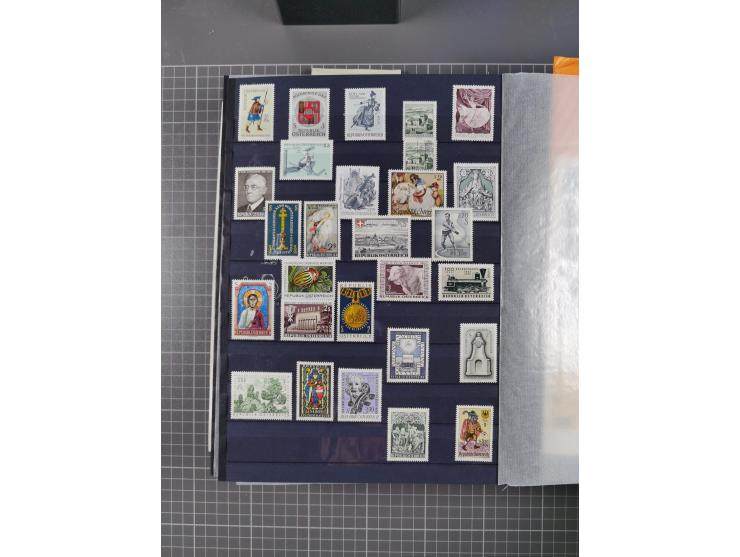 1945/2020, in den Hauptnummern kpl. postfrische Sammlung mit u.a. Mi.-Nr. 693-96I + II (signiert Sturzeis VÖB bzw. Kovar VÖB)