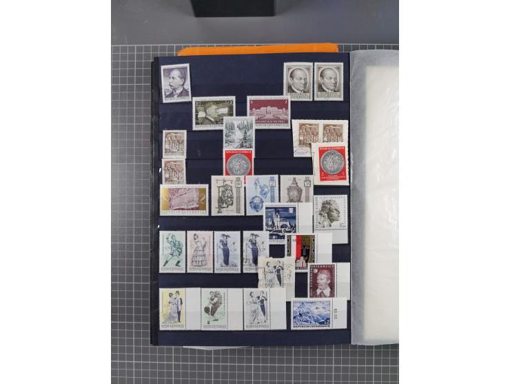 1945/2020, in den Hauptnummern kpl. postfrische Sammlung mit u.a. Mi.-Nr. 693-96I + II (signiert Sturzeis VÖB bzw. Kovar VÖB)