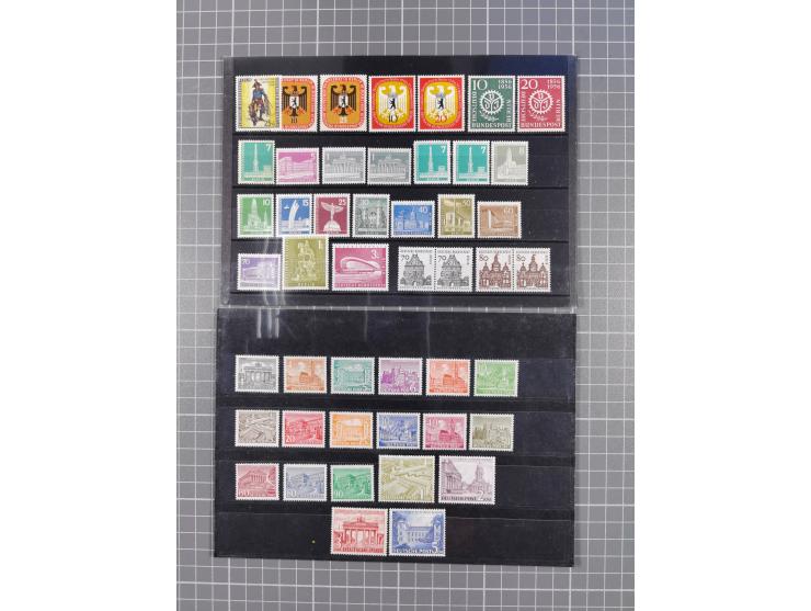 1949/60, Bestand auf Steckkarten mit Berlin Schwarzaufdrucke geprüft Schlegel, Goethe signiert Bühler, Helfer der Menschheit 