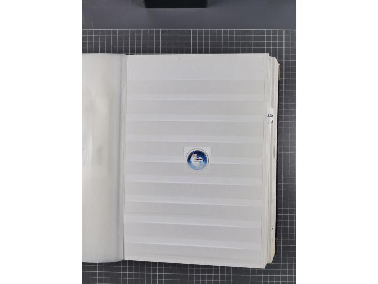 Antarktis: 1961/2016, meist postfrische Sammlung mit Ausgaben von diversen Ländern von Argentinien bis Wallis und Futuna, der