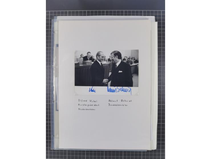 Autographen: 1960/2000, Konvolut mit u.a. kleiner Sammlung “Helmut Schmidt” mit ca. 30 Fotos (zum Teil mit weiteren Unterschr