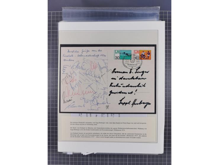 Autographen: 1960/2000, Konvolut mit u.a. kleiner Sammlung “Helmut Schmidt” mit ca. 30 Fotos (zum Teil mit weiteren Unterschr