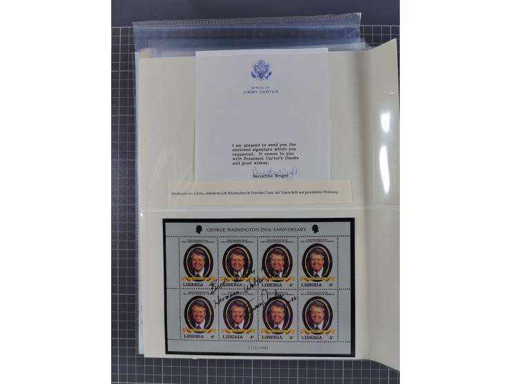 Autographen: 1960/2000, Konvolut mit u.a. kleiner Sammlung “Helmut Schmidt” mit ca. 30 Fotos (zum Teil mit weiteren Unterschr