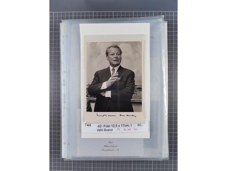 Autographen: 1960/2000, Konvolut mit u.a. kleiner Sammlung “Helmut Schmidt” mit ca. 30 Fotos (zum Teil mit weiteren Unterschr
