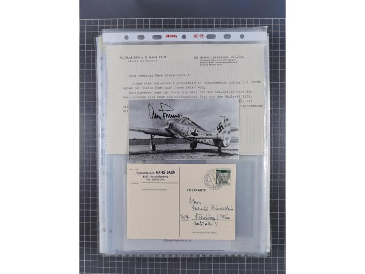 Autographen: 1960/2000, Konvolut mit u.a. kleiner Sammlung “Helmut Schmidt” mit ca. 30 Fotos (zum Teil mit weiteren Unterschr