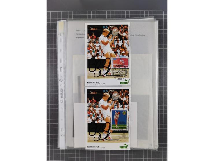 Autographen: 1960/2000, Konvolut mit u.a. kleiner Sammlung “Helmut Schmidt” mit ca. 30 Fotos (zum Teil mit weiteren Unterschr