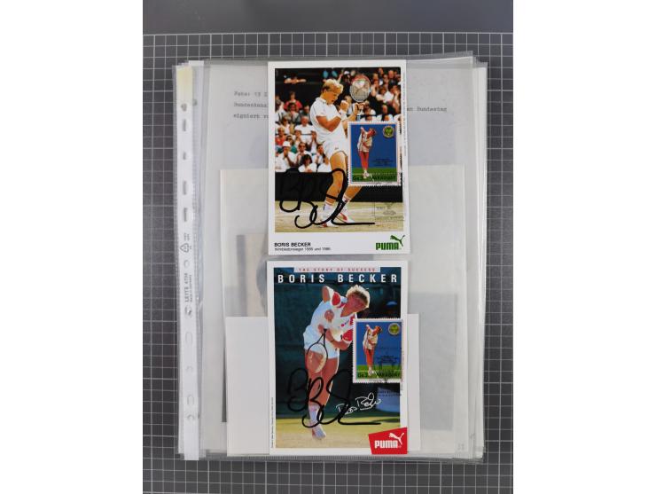 Autographen: 1960/2000, Konvolut mit u.a. kleiner Sammlung “Helmut Schmidt” mit ca. 30 Fotos (zum Teil mit weiteren Unterschr