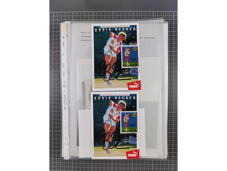 Autographen: 1960/2000, Konvolut mit u.a. kleiner Sammlung “Helmut Schmidt” mit ca. 30 Fotos (zum Teil mit weiteren Unterschr