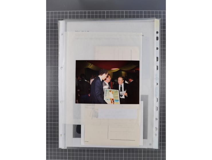 Autographen: 1960/2000, Konvolut mit u.a. kleiner Sammlung “Helmut Schmidt” mit ca. 30 Fotos (zum Teil mit weiteren Unterschr