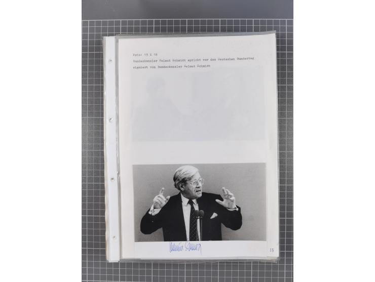 Autographen: 1960/2000, Konvolut mit u.a. kleiner Sammlung “Helmut Schmidt” mit ca. 30 Fotos (zum Teil mit weiteren Unterschr