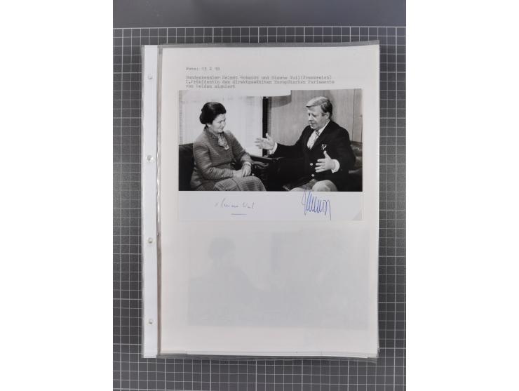 Autographen: 1960/2000, Konvolut mit u.a. kleiner Sammlung “Helmut Schmidt” mit ca. 30 Fotos (zum Teil mit weiteren Unterschr