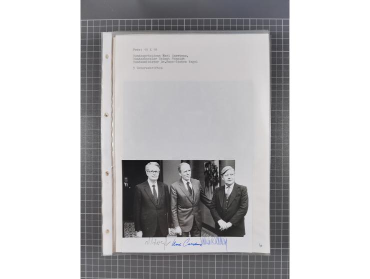 Autographen: 1960/2000, Konvolut mit u.a. kleiner Sammlung “Helmut Schmidt” mit ca. 30 Fotos (zum Teil mit weiteren Unterschr