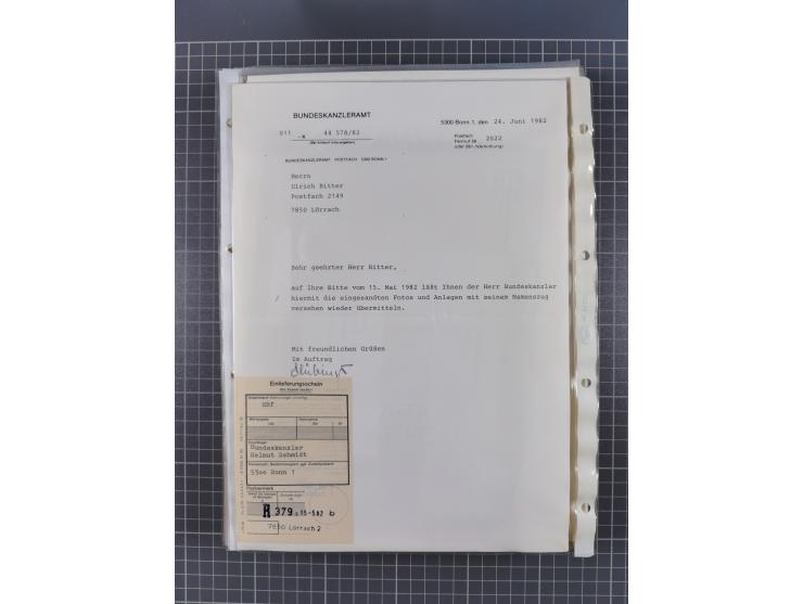 Autographen: 1960/2000, Konvolut mit u.a. kleiner Sammlung “Helmut Schmidt” mit ca. 30 Fotos (zum Teil mit weiteren Unterschr