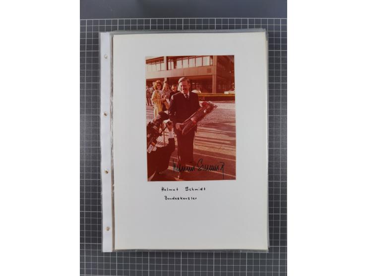 Autographen: 1960/2000, Konvolut mit u.a. kleiner Sammlung “Helmut Schmidt” mit ca. 30 Fotos (zum Teil mit weiteren Unterschr