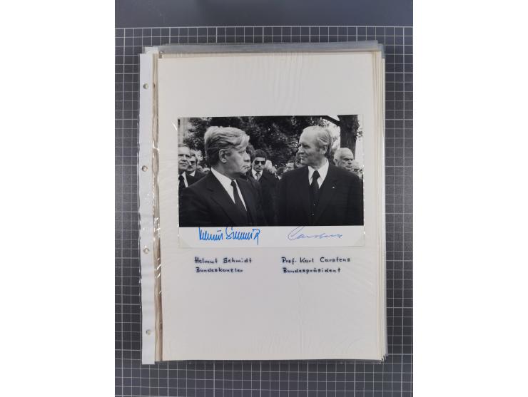 Autographen: 1960/2000, Konvolut mit u.a. kleiner Sammlung “Helmut Schmidt” mit ca. 30 Fotos (zum Teil mit weiteren Unterschr