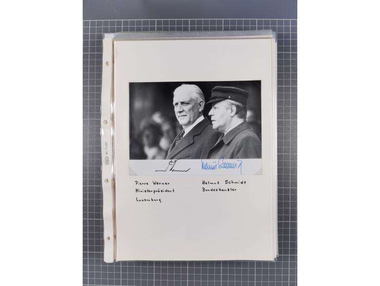 Autographen: 1960/2000, Konvolut mit u.a. kleiner Sammlung “Helmut Schmidt” mit ca. 30 Fotos (zum Teil mit weiteren Unterschr