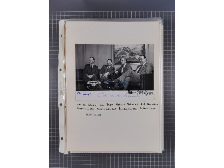 Autographen: 1960/2000, Konvolut mit u.a. kleiner Sammlung “Helmut Schmidt” mit ca. 30 Fotos (zum Teil mit weiteren Unterschr