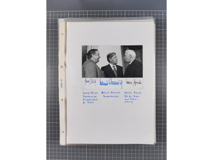 Autographen: 1960/2000, Konvolut mit u.a. kleiner Sammlung “Helmut Schmidt” mit ca. 30 Fotos (zum Teil mit weiteren Unterschr