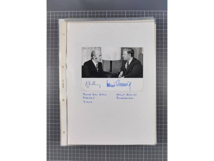 Autographen: 1960/2000, Konvolut mit u.a. kleiner Sammlung “Helmut Schmidt” mit ca. 30 Fotos (zum Teil mit weiteren Unterschr