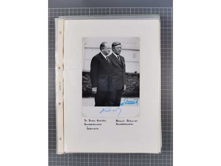 Autographen: 1960/2000, Konvolut mit u.a. kleiner Sammlung “Helmut Schmidt” mit ca. 30 Fotos (zum Teil mit weiteren Unterschr