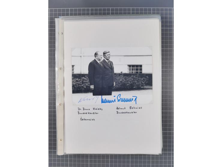 Autographen: 1960/2000, Konvolut mit u.a. kleiner Sammlung “Helmut Schmidt” mit ca. 30 Fotos (zum Teil mit weiteren Unterschr