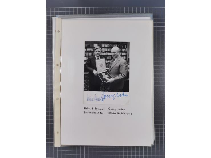 Autographen: 1960/2000, Konvolut mit u.a. kleiner Sammlung “Helmut Schmidt” mit ca. 30 Fotos (zum Teil mit weiteren Unterschr