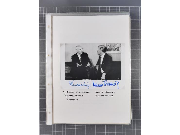 Autographen: 1960/2000, Konvolut mit u.a. kleiner Sammlung “Helmut Schmidt” mit ca. 30 Fotos (zum Teil mit weiteren Unterschr