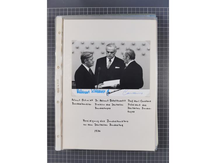 Autographen: 1960/2000, Konvolut mit u.a. kleiner Sammlung “Helmut Schmidt” mit ca. 30 Fotos (zum Teil mit weiteren Unterschr