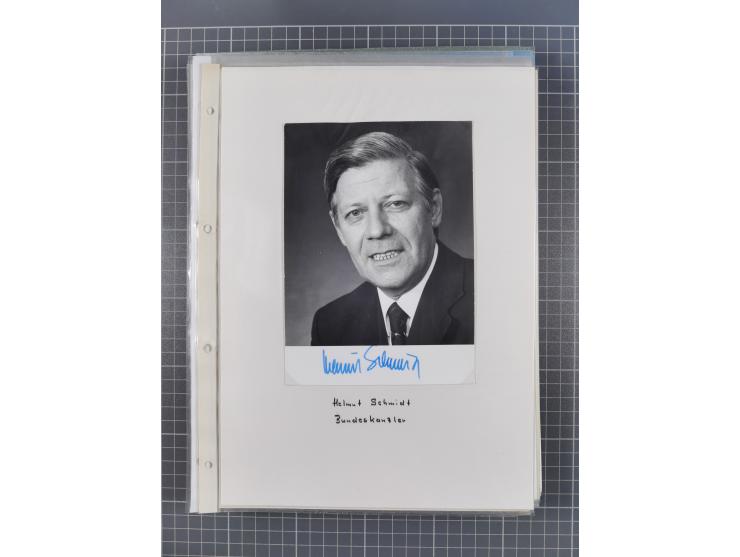 Autographen: 1960/2000, Konvolut mit u.a. kleiner Sammlung “Helmut Schmidt” mit ca. 30 Fotos (zum Teil mit weiteren Unterschr