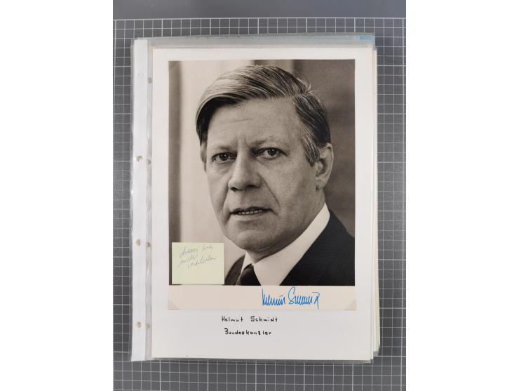 Autographen: 1960/2000, Konvolut mit u.a. kleiner Sammlung “Helmut Schmidt” mit ca. 30 Fotos (zum Teil mit weiteren Unterschr