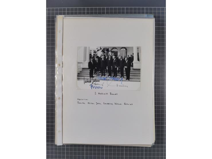 Autographen: 1960/2000, Konvolut mit u.a. kleiner Sammlung “Helmut Schmidt” mit ca. 30 Fotos (zum Teil mit weiteren Unterschr