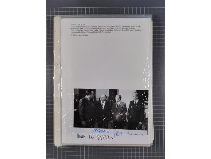 Autographen: 1960/2000, Konvolut mit u.a. kleiner Sammlung “Helmut Schmidt” mit ca. 30 Fotos (zum Teil mit weiteren Unterschr