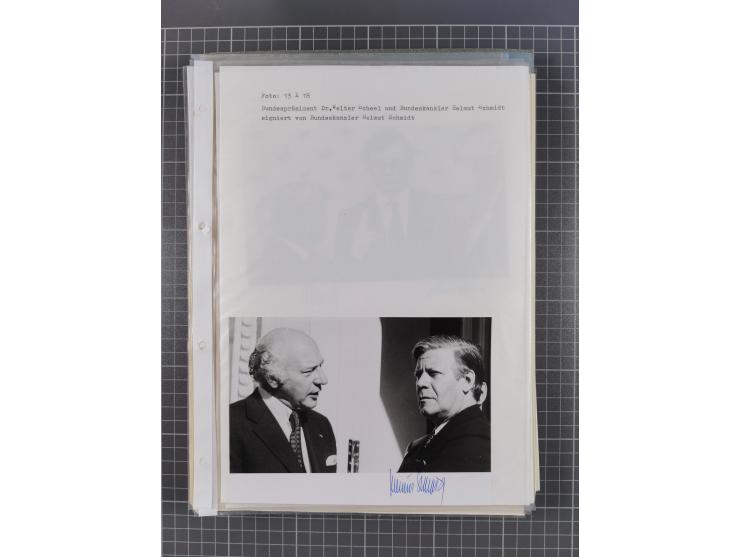Autographen: 1960/2000, Konvolut mit u.a. kleiner Sammlung “Helmut Schmidt” mit ca. 30 Fotos (zum Teil mit weiteren Unterschr