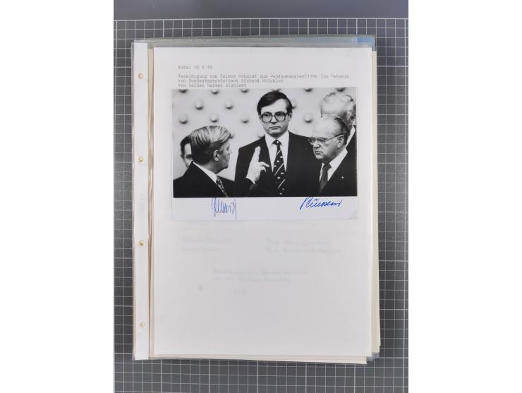 Autographen: 1960/2000, Konvolut mit u.a. kleiner Sammlung “Helmut Schmidt” mit ca. 30 Fotos (zum Teil mit weiteren Unterschr