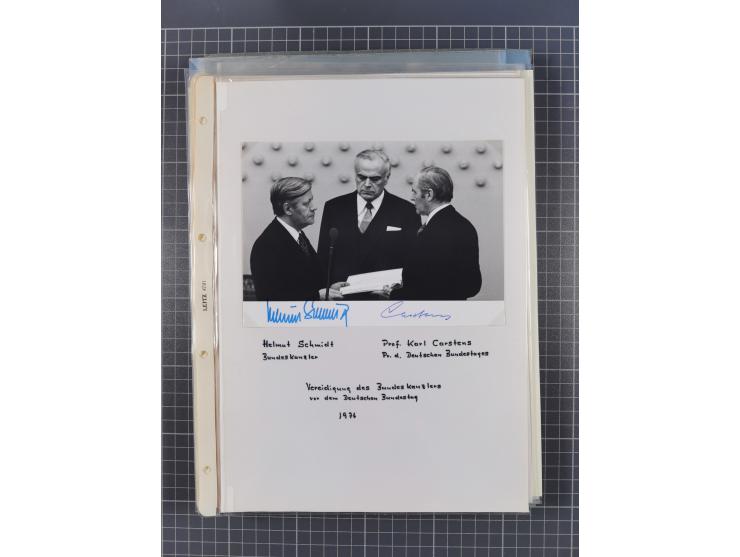Autographen: 1960/2000, Konvolut mit u.a. kleiner Sammlung “Helmut Schmidt” mit ca. 30 Fotos (zum Teil mit weiteren Unterschr